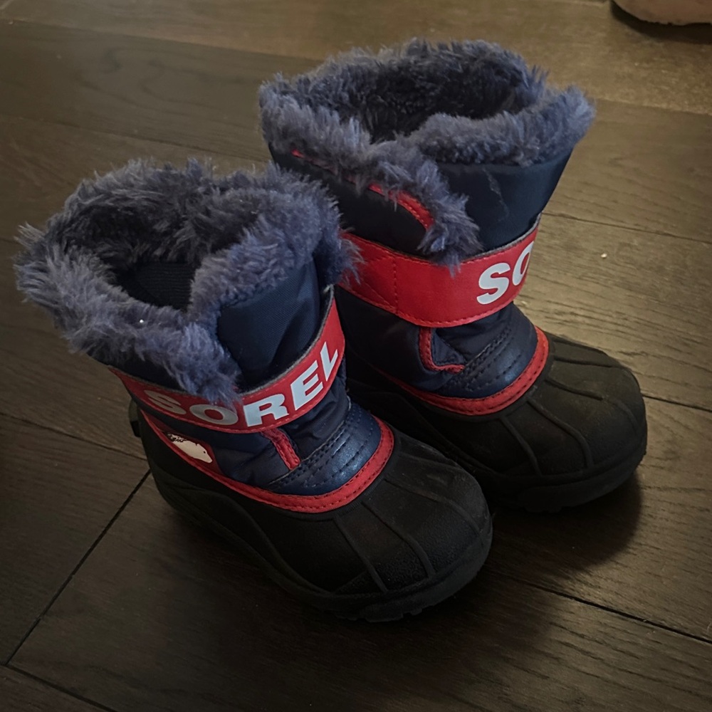 Sorel Kids' Black and Navy Snow Boots size 8
